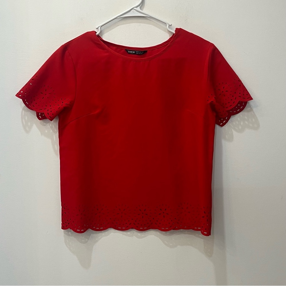 Shein Womens Medium Red Crinkle Front Scallop Edge Laser Cut Top sz XS